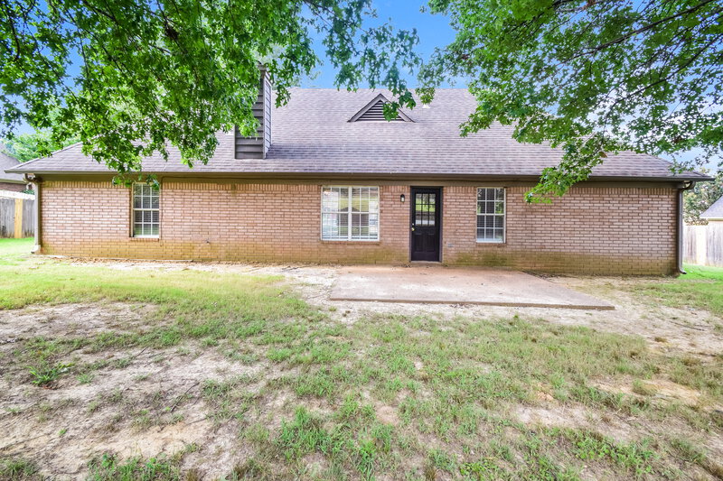 2,200/Mo, 2086 Heather Rdg Southaven, MS 38672 Rear View