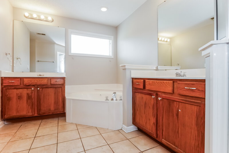 2,170/Mo, 7838 Alexanders Crossing Dr Olive Branch, MS 38654 Main Bathroom View