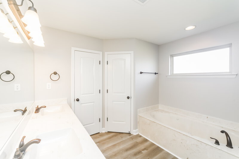 2,195/Mo, 7898 Ironwood Dr Southaven, MS 38671 Main Bathroom View