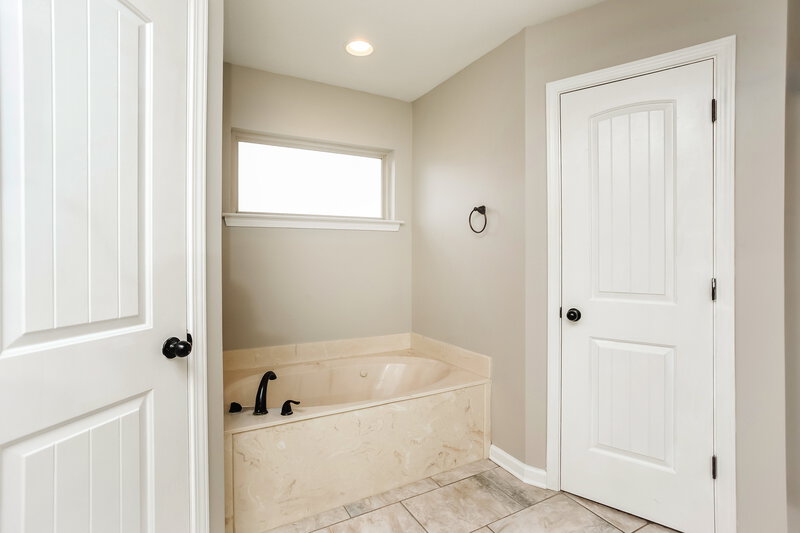 1,970/Mo, 3468 Avis Ln Southaven, MS 38672 Main Bathroom View 2