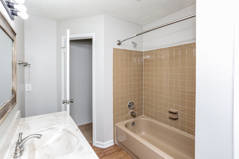 1,780/Mo, 781 Needle Cv Southaven, MS 38671 Main Bathroom View