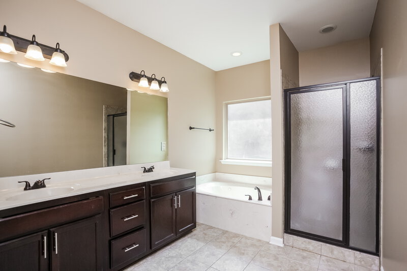 3,130/Mo, 6057 Vera Ln Olive Branch, MS 38654 Main Bathroom View
