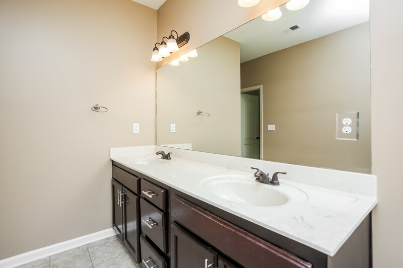 3,130/Mo, 6057 Vera Ln Olive Branch, MS 38654 Main Bathroom View 2