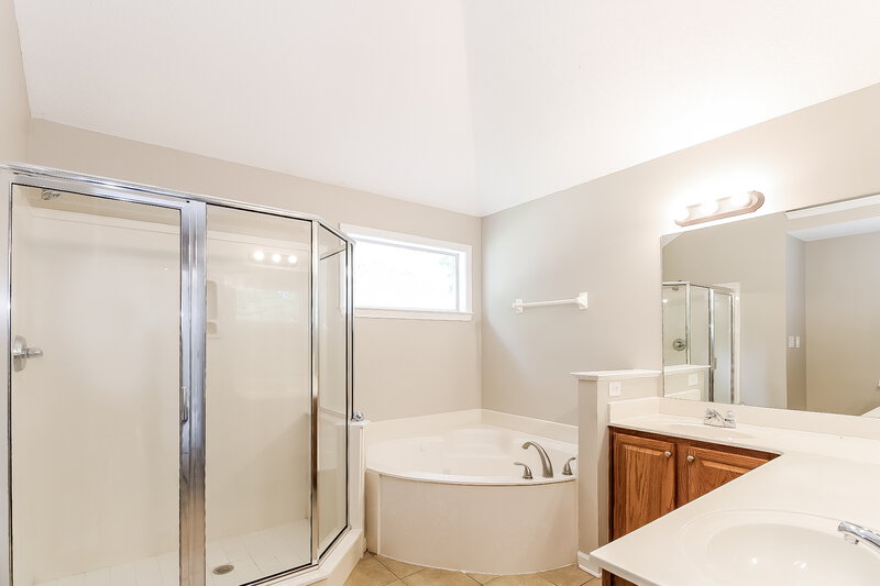 1,830/Mo, 9162 Acadia Pl Cordova, TN 38018 Main Bathroom View
