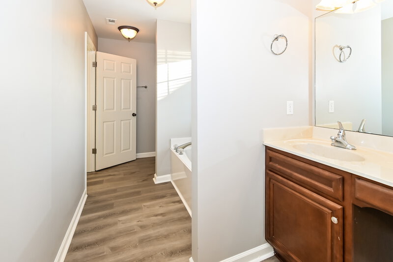 2,980/Mo, 8904 Courtly Cir N Olive Branch, MS 38654 Main Bathroom View