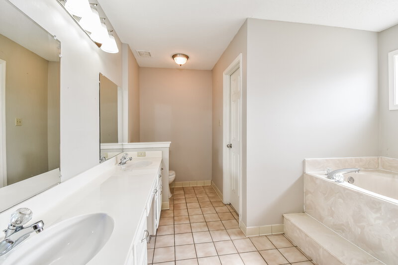 2,000/Mo, 7143 Emily Ln Olive Branch, MS 38654 Main Bathroom View