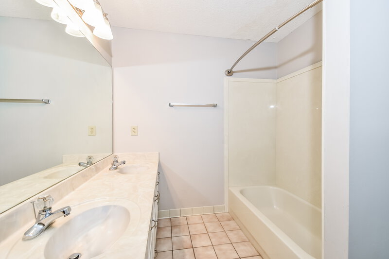 2,000/Mo, 7143 Emily Ln Olive Branch, MS 38654 Bathroom View