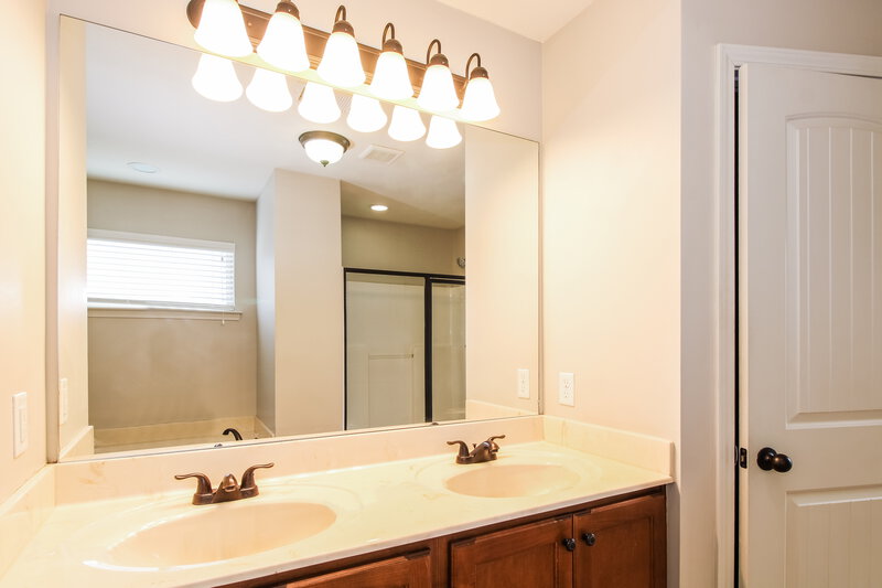 2,470/Mo, 7459 Aylesbury Ln Olive Branch, MS 38654 Main Bathroom View