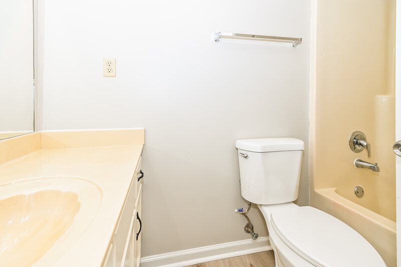 1,610/Mo, 1214 Thames Dr Southaven, MS 38671 Main Bathroom View