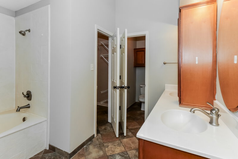1,880/Mo, 6688 Millgrove Park Dr Bartlett, TN 38135 Main Bathroom View