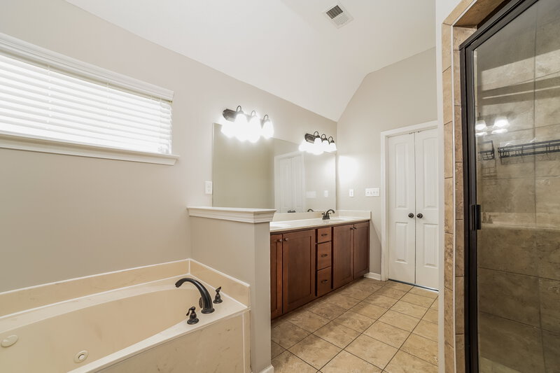 2,620/Mo, 4721 Shinault Ln Olive Branch, MS 38654 Main Bathroom View 2