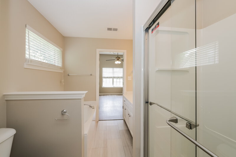 1,810/Mo, 7860 Idlebrook Cv Southaven, MS 38671 Main Bathroom View 2