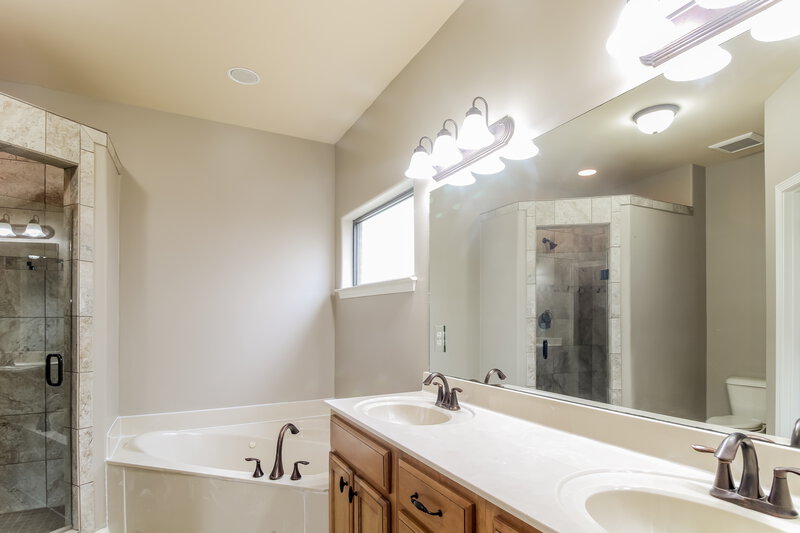 2,215/Mo, 245 Birch Springs Cv Oakland, TN 38060 Main Bathroom View