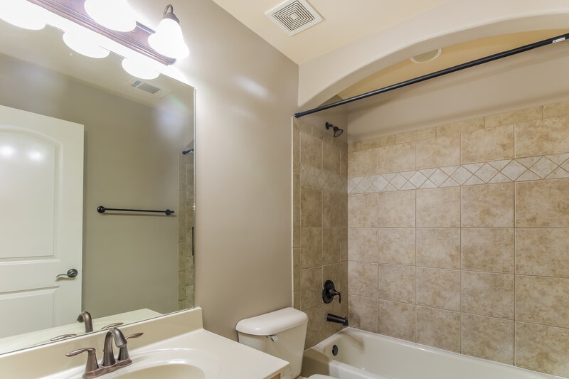 2,215/Mo, 245 Birch Springs Cv Oakland, TN 38060 Bathroom View 2