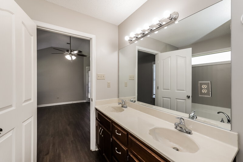 1,680/Mo, 9746 Dogwood Mnr N Olive Branch, MS 38654 Main Bathroom View 2