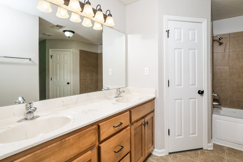 2,195/Mo, 4234 Markston Dr Southaven, MS 38672 Main Bathroom View