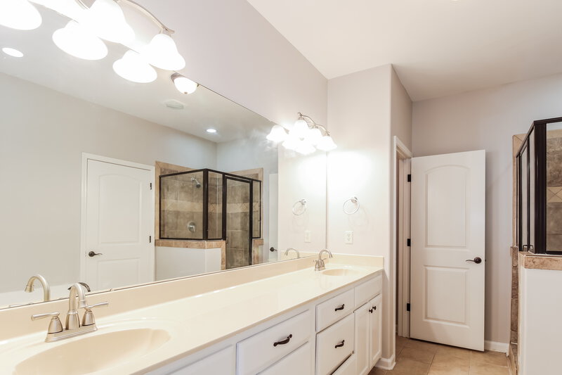 1,885/Mo, 225 Birch Springs Cv Oakland, TN 38060 Main Bathroom View