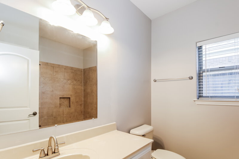 1,885/Mo, 225 Birch Springs Cv Oakland, TN 38060 Bathroom View