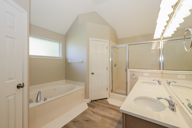 1,965/Mo, 1424 Radley Cv Cordova, TN 38016 Main Bathroom View