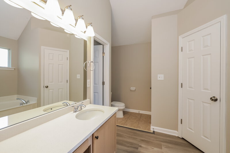 1,965/Mo, 1424 Radley Cv Cordova, TN 38016 Main Bathroom View 2