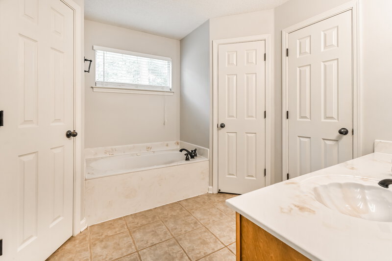 2,095/Mo, 10584 Parker Cv Olive Branch, MS 38654 Main Bathroom View