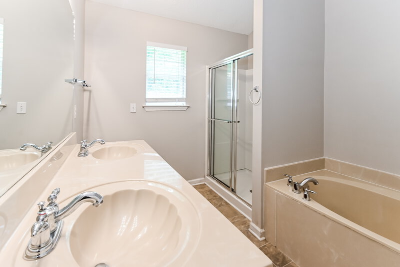 1,890/Mo, 1935 Cresent Ln Southaven, MS 38671 Main Bathroom View