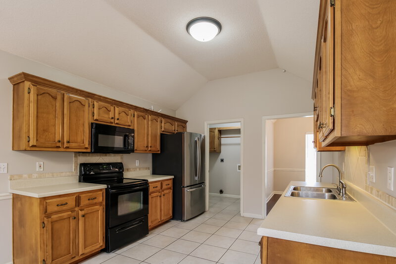 2,105/Mo, 195 Lakewood Dr Oakland, TN 38060 Kitchen View 2