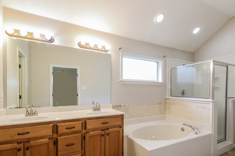 2,105/Mo, 195 Lakewood Dr Oakland, TN 38060 Main Bathroom View