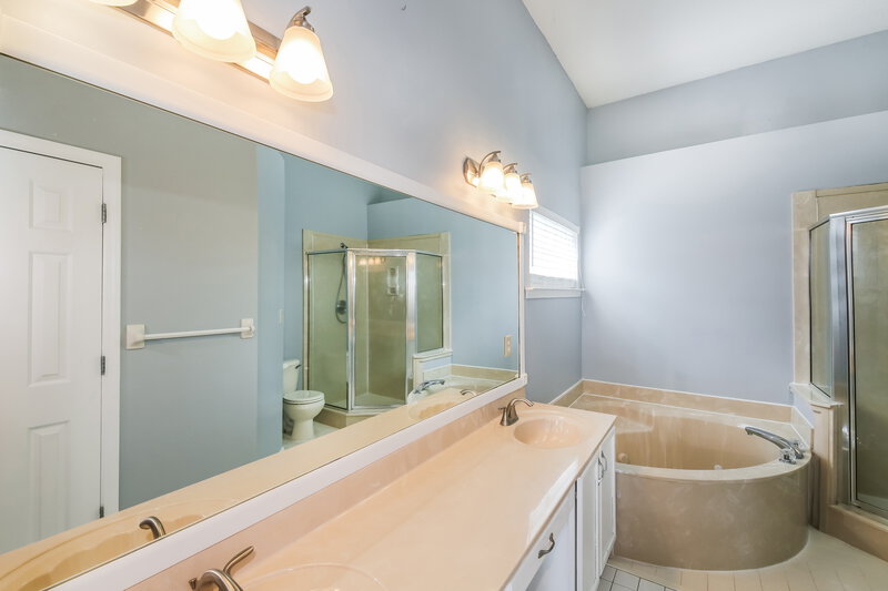 2,400/Mo, 11203 Cashmere Wood Dr Arlington, TN 38002 Main Bathroom View