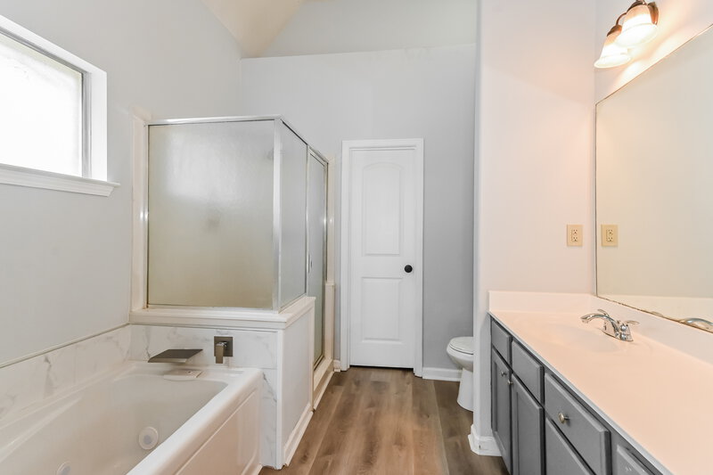 1,970/Mo, 7941 Carmen Cv Memphis, TN 38125 Main Bathroom View