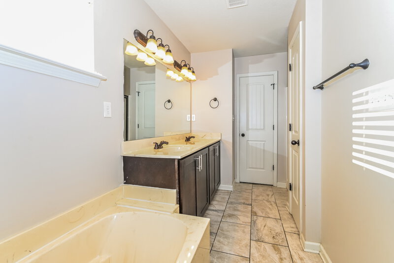 1,870/Mo, 1349 Shetland Dr Southaven, MS 38671 Main Bathroom View