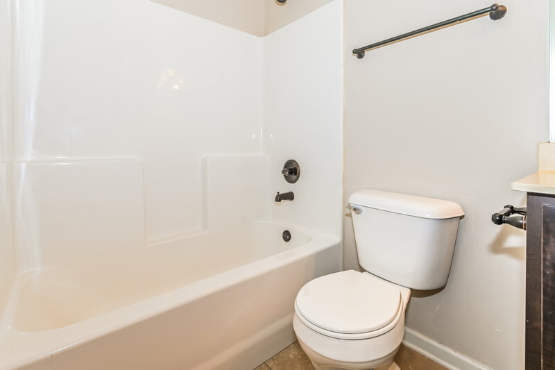 1,870/Mo, 1349 Shetland Dr Southaven, MS 38671 Bathroom View