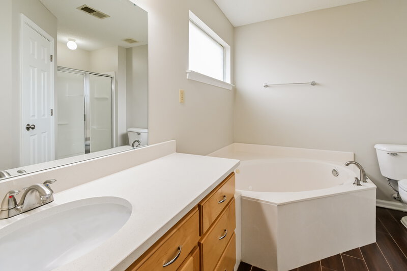 1,960/Mo, 8262 Regal Bend Dr Olive Branch, MS 38654 Main Bathroom View