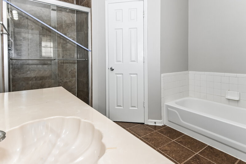 1,795/Mo, 7772 Stacey Dr Southaven, MS 38671 Main Bathroom View