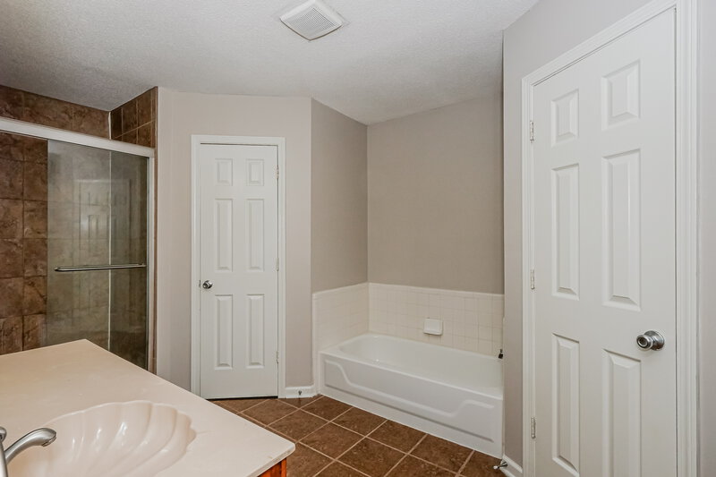 1,785/Mo, 7772 Stacey Dr Southaven, MS 38671 Main Bathroom View