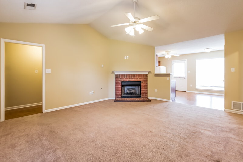 1,725/Mo, 1701 Sarah Ann Dr W Southaven, MS 38671 Living Room View 2