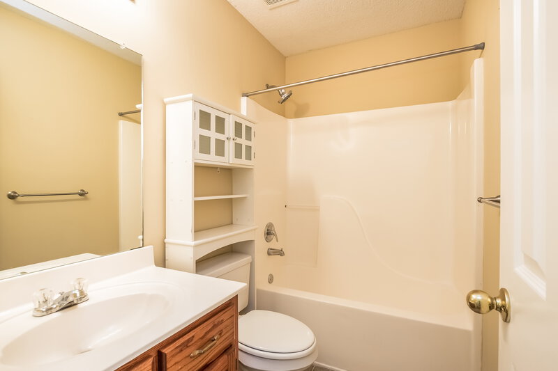 1,725/Mo, 1701 Sarah Ann Dr W Southaven, MS 38671 Bathroom View