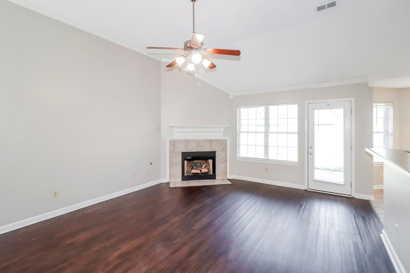 1,800/Mo, 6254 Ravenwood Park N Horn Lake, MS 38637 Living Room View 2