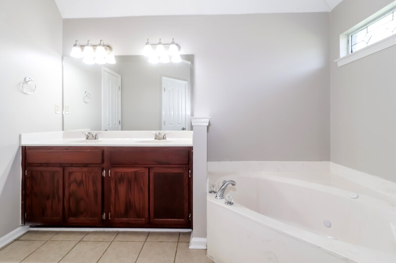 1,800/Mo, 6254 Ravenwood Park N Horn Lake, MS 38637 Main Bathroom View