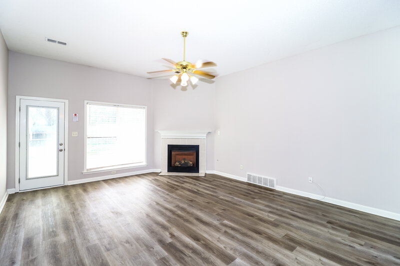2,110/Mo, 5513 Mary Ln Arlington, TN 38002 Living Room View 2
