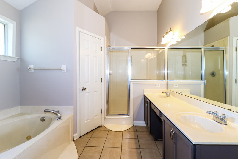 2,110/Mo, 5513 Mary Ln Arlington, TN 38002 Main Bathroom View