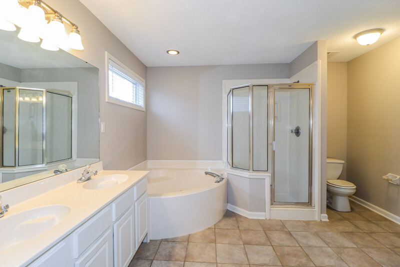 3,270/Mo, 5061 Thornebrook Cv Arlington, TN 38002 Main Bathroom View