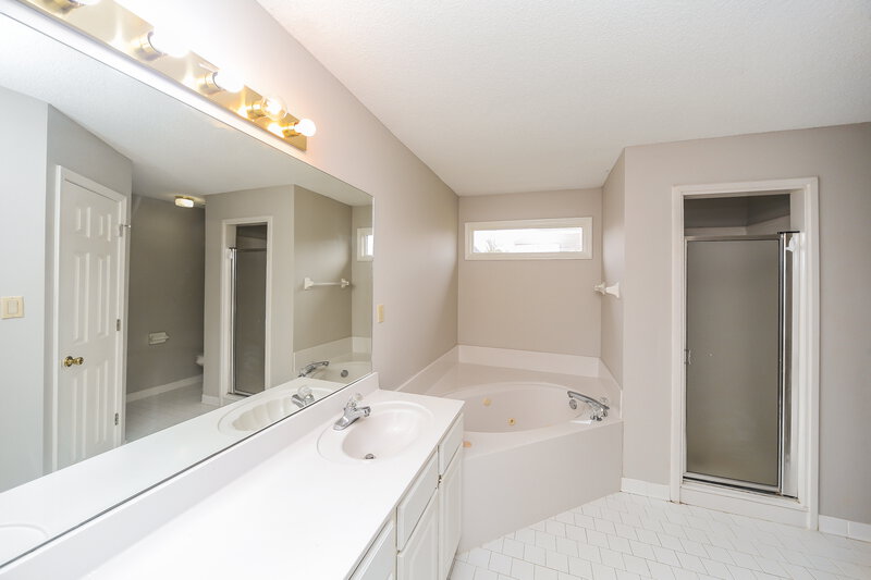 2,120/Mo, 9240 Chalkwell Ave Cordova, TN 38016 Main Bathroom View