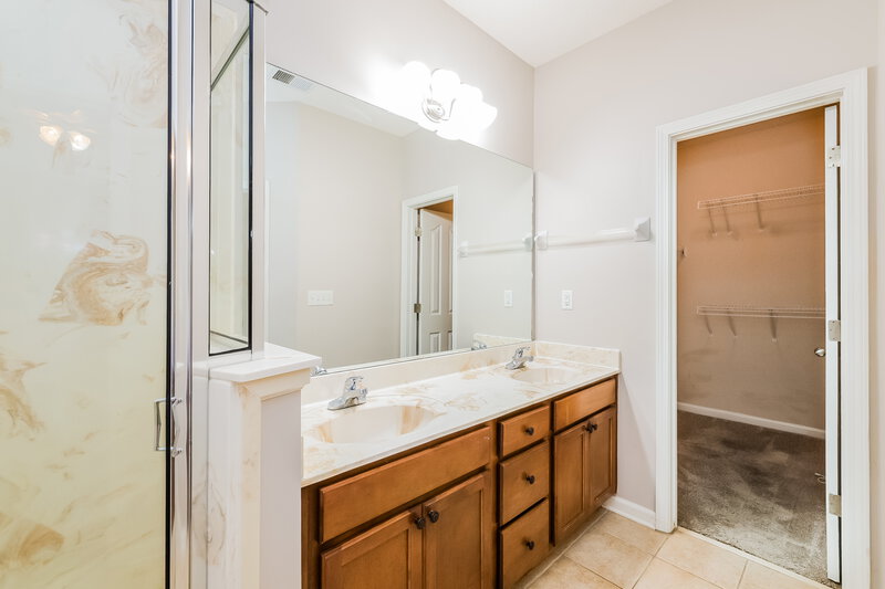 2,510/Mo, 4944 Shaws Ridge Trl Arlington, TN 38002 Main Bathroom View