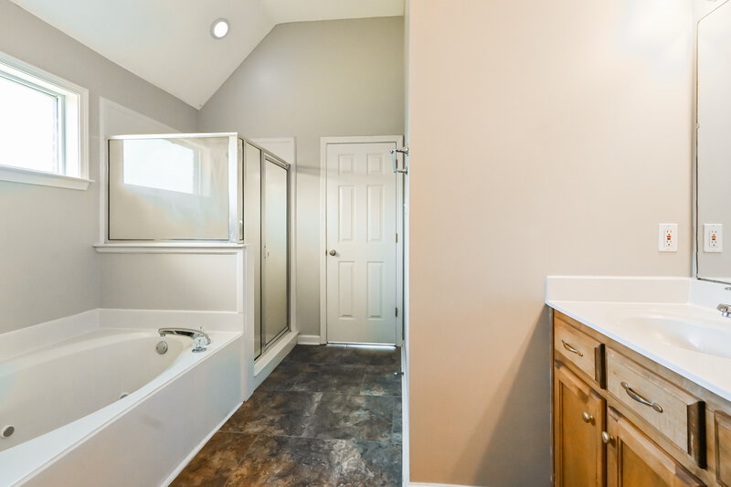 1,750/Mo, 345 Winding Creek Dr Oakland, TN 38060 Main Bathroom View