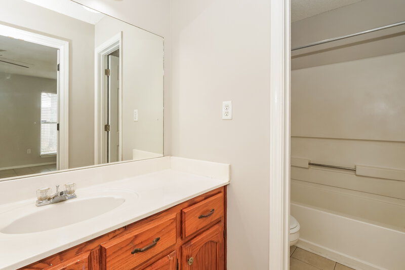 1,735/Mo, 10173 Oak Run Dr S Olive Branch, MS 38654 Main Bathroom View