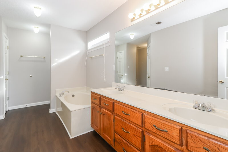 1,710/Mo, 6685 Edmonton St Horn Lake, MS 38637 Main Bathroom View