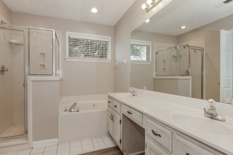1,800/Mo, 25 Oakland Woods Cv Oakland, TN 38060 Main Bathroom View