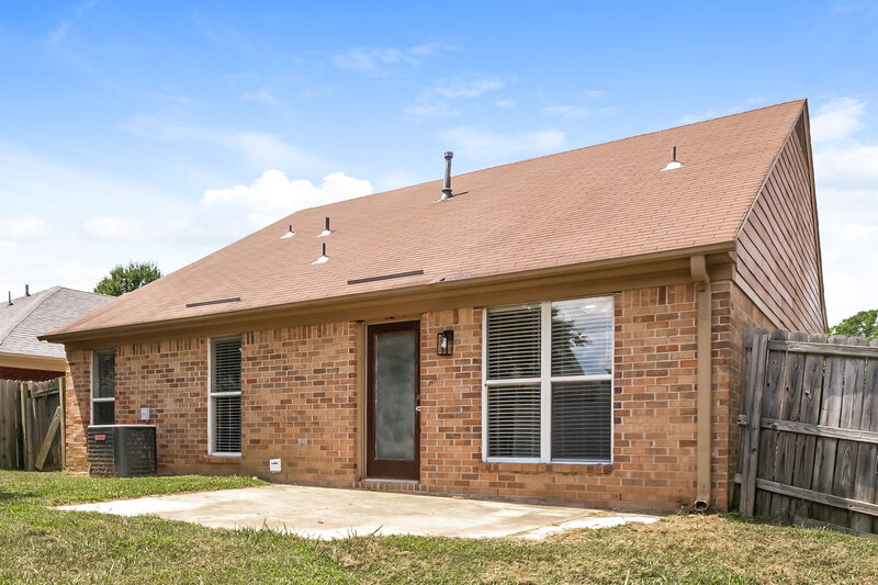 2,310/Mo, 5378 Russell Dr Southaven, MS 38671 Rear View