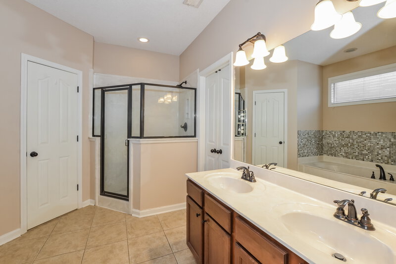 2,215/Mo, 12330 Strong Heart Trl Arlington, TN 38002 Main Bathroom View